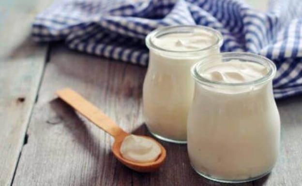 Las 7 cosas que pasan en tu cuerpo cuando comes yogur: ¿es realmente beneficioso?