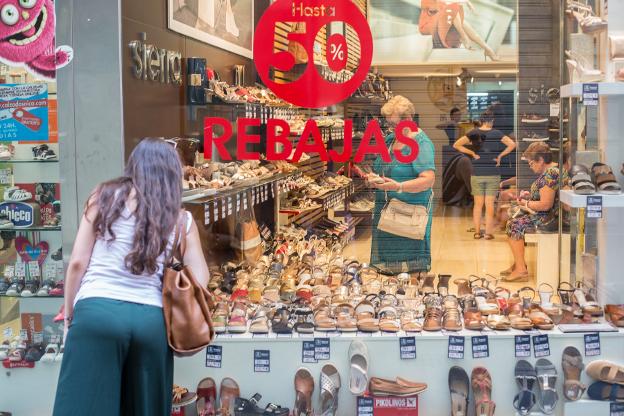 Las ventas caen un 15% en las rebajas de verano en el pequeño comercio