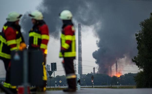 Diez heridos y 1.800 evacuados por una explosión en una refinería en Alemania