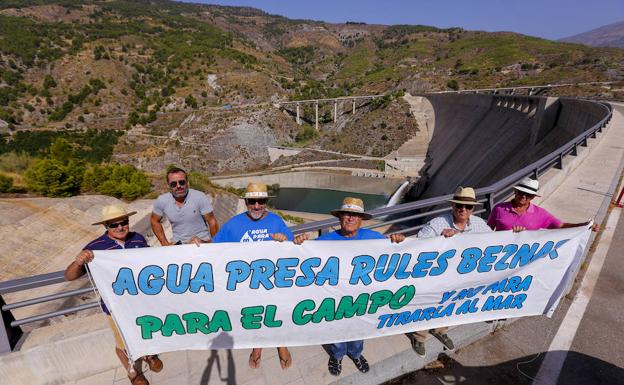 «El agua se está tirando al mar y no llega a nuestros campos. Las conducciones de Rules tienen que hacerse ya»
