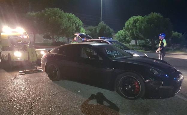 La Policía Local investiga un deportivo Porsche 'sin papeles' en Jaén