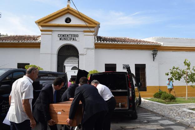 Motril entierra a cinco náufragos de una patera en la mayor oleada de su historia