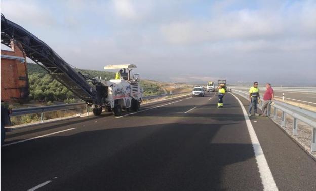 Cortan la autovía en Baeza para arreglar los baches en un sentido y por las obras en otro