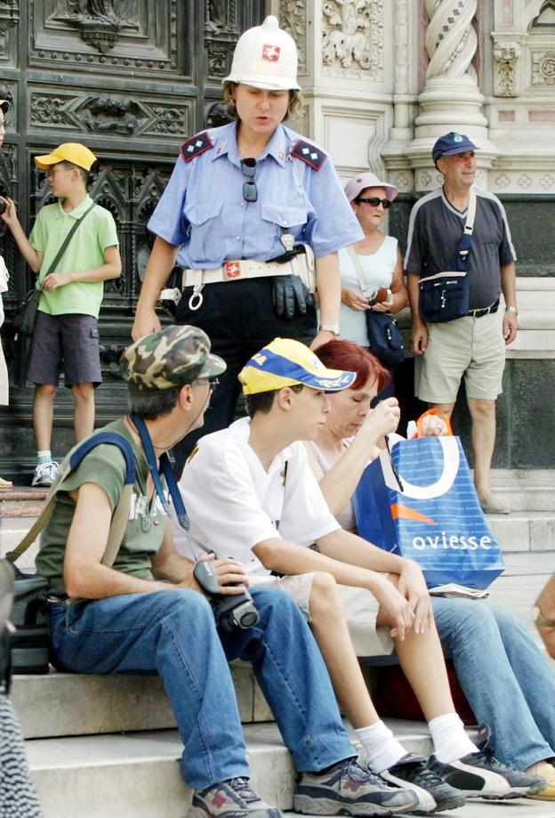 Florencia multará hasta con 500 euros a los que coman en la zona histórica