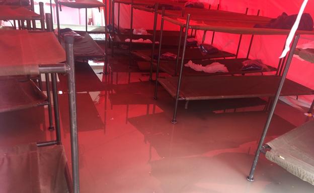 La lluvia inunda las tiendas del campamento de inmigrantes del puerto de Motril
