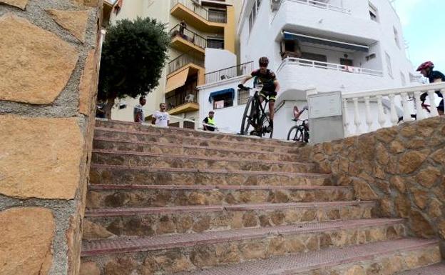 Más de medio centenar de ciclistas completan en Castell de Ferro la penúltima prueba del Circuito BTT