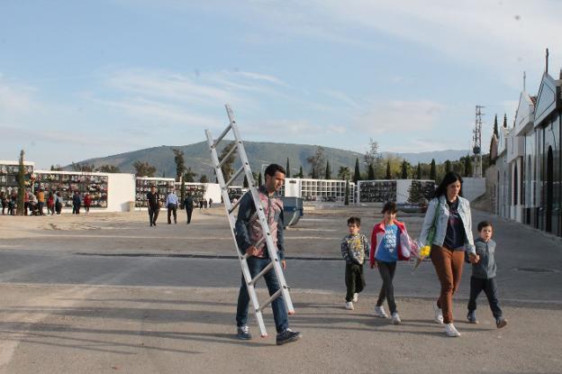 Jaén estudia contratar a una empresa para los cementerios por falta de operarios