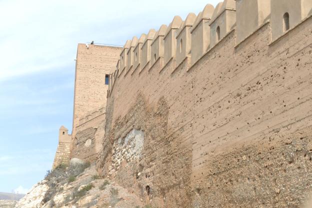 Los materiales de la restauración de los 80, tras las humedades de la muralla sur
