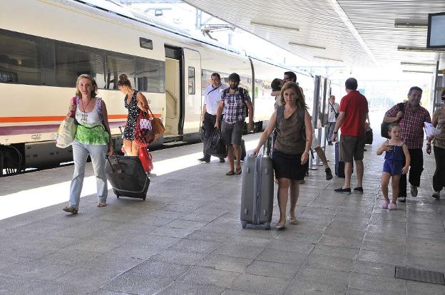Fomento ordena que el nuevo Talgo Granada-Madrid coja pasajeros en Linares-Baeza