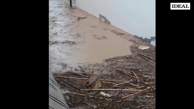 Coches río abajo y calles como llenas de agua