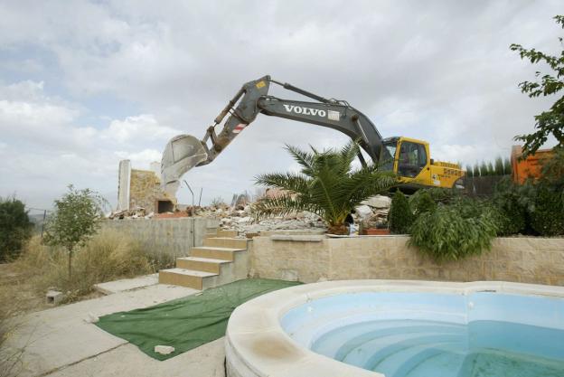 Tres acusados por obras ilegales derriban sus construcciones antes de llegar a juicio