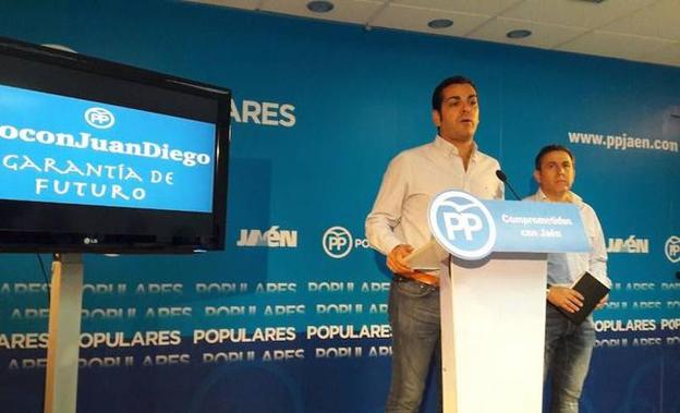 El alcalde villariego y número dos del PP explica que su máster no es universitario