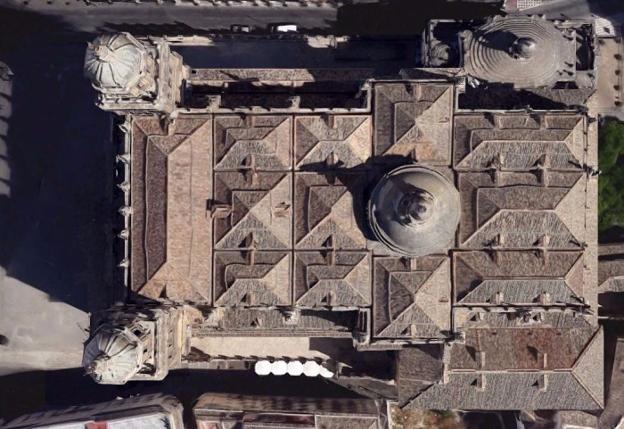 Las dos intervenciones presupuestadas para el tejado de la Catedral de Jaén no terminan de llegar