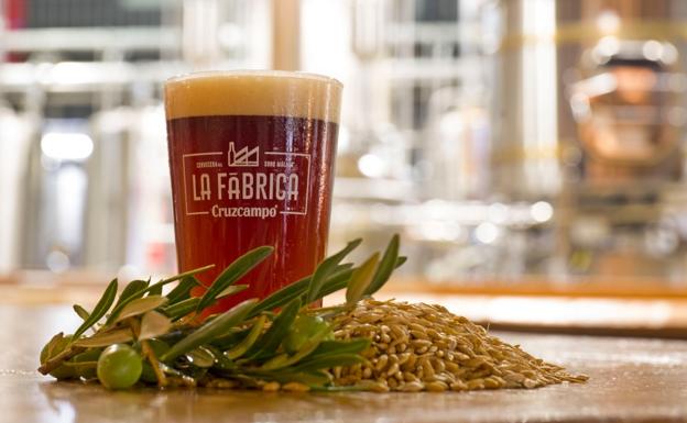 Llega Cruzcampo Olivarera, la primera cerveza con cebada cultivada en campos jienenses