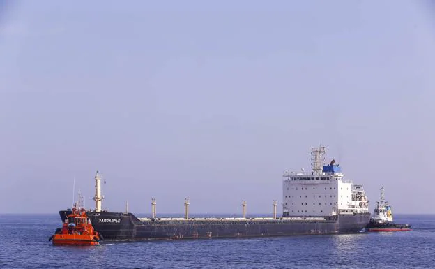 El Puerto de Motril recibe un barco ruso en quiebra, sin dinero para combustible
