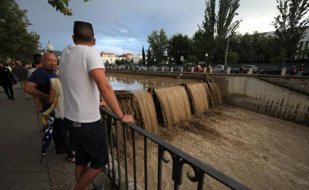 El Darro desemboca con fuerza en el Genil