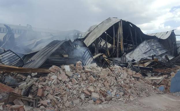 Un herido y tres naves afectadas en el incendio del polígono de Martos, ya extinguido