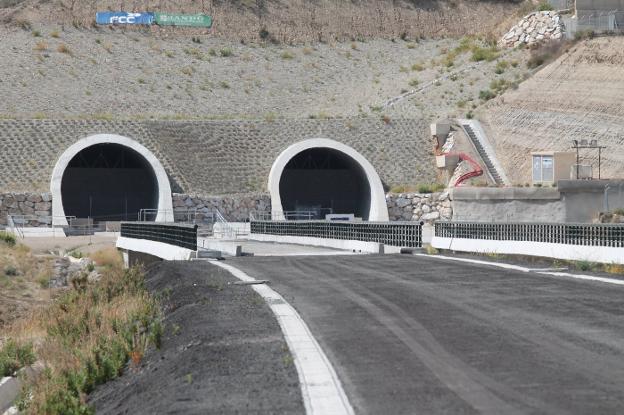 Boca norte de los túneles de Cabrera, que serán los ferroviarios más largos de toda Andalucía cuando se pongan en servicio. /M. C.