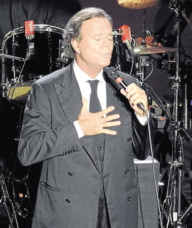 Julio Iglesias cumple 75 años en medio de su gira y la polémica demanda por paternidad