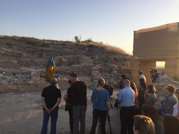 La dama y el héroe de la Puerta del Sol se reencuentran