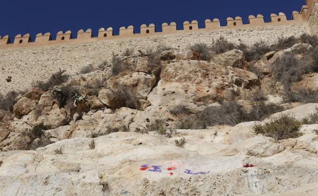 Amigos de La Alcazaba eleva una queja al Defensor del Pueblo andaluz por la «ruina» de las murallas de San Cristóbal