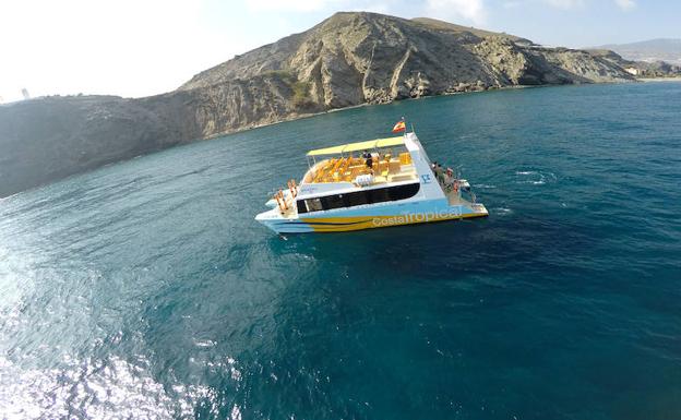 El único barco que ofrece rutas turísticas en la Costa Tropical se marcha a Canarias