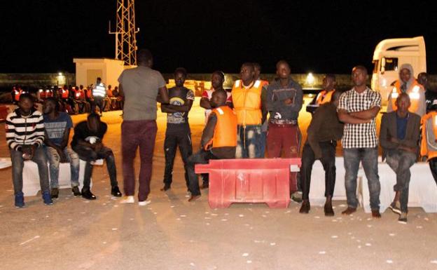 Llegan al puerto de Motril los 151 inmigrantes rescatados de tres pateras en el mar de Alborán