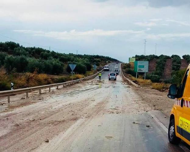 Rescatan en Jaén a dos personas atrapadas en su coche por la tormenta