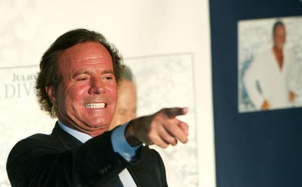 Julio Iglesias no tira la toalla: contraataca contra la demanda por parternidad