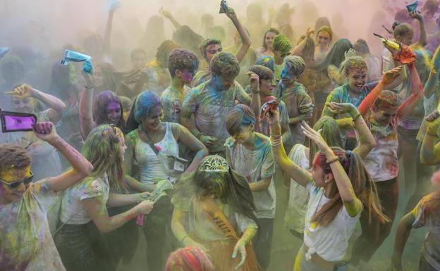 Cúllar Vega empieza sus fiestas con una explosión de colores