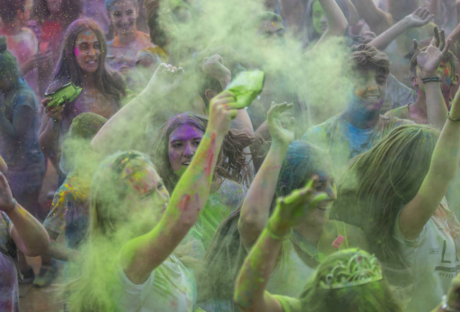 Cúllar Vega empieza sus fiestas con una explosión de colores