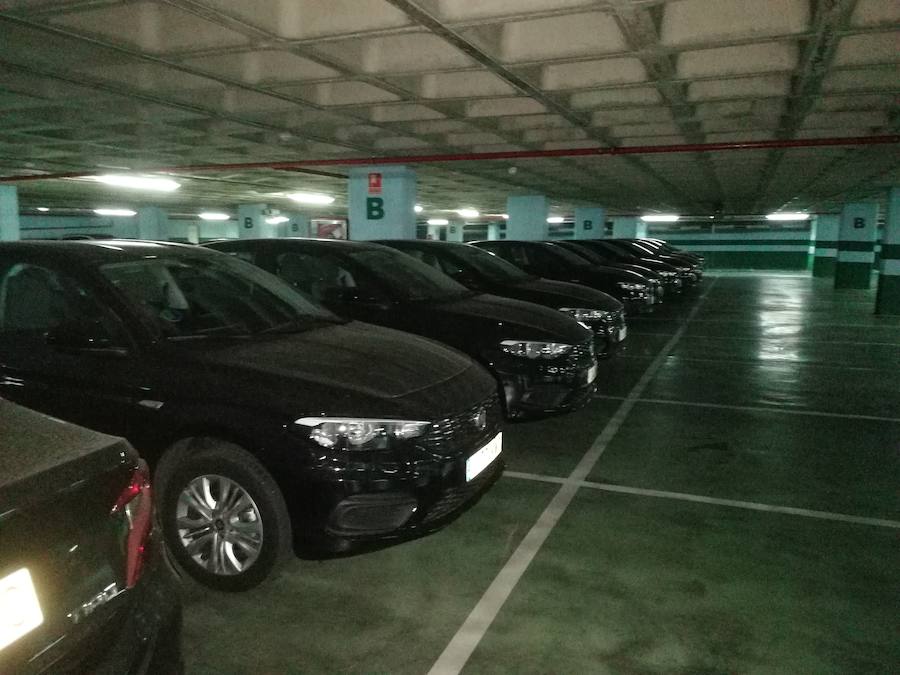 La flota de coches de Uber que ya se encuentra en un 'parking' de Granada