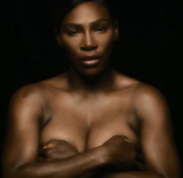 Serena Williams canta en topless