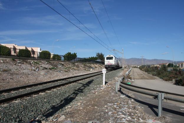 Las obras de El Puche alargarán media hora más los viajes en tren