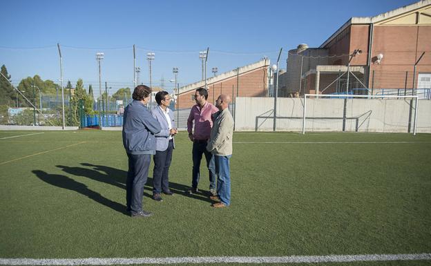 El Ayuntamiento de Granada arregla las «deterioradas» pistas del pabellón Aynadamar