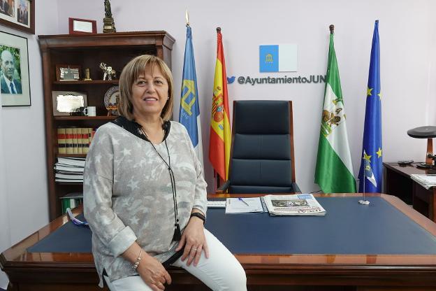 Aurora Suárez, alcaldesa de Jun, la nueva sonrisa del pueblo