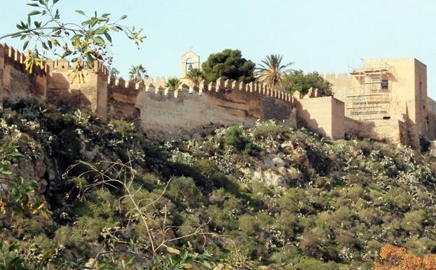 El Defensor del Pueblo andaluz pregunta a la Junta por la situación de las murallas milenarias de Almería