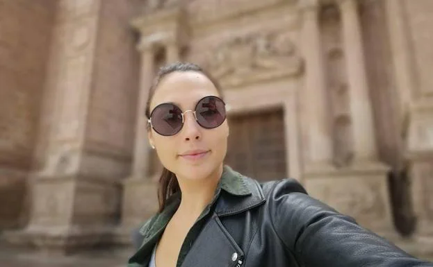 Gal Gadot sonríe ante las puertas de la Catedral de Almería