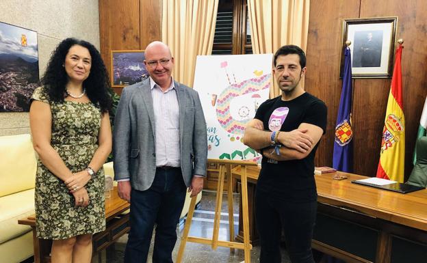 El alcalde de Jaén recibe al autor del cartel ganador de la Feria y Fiestas de San Lucas 2018
