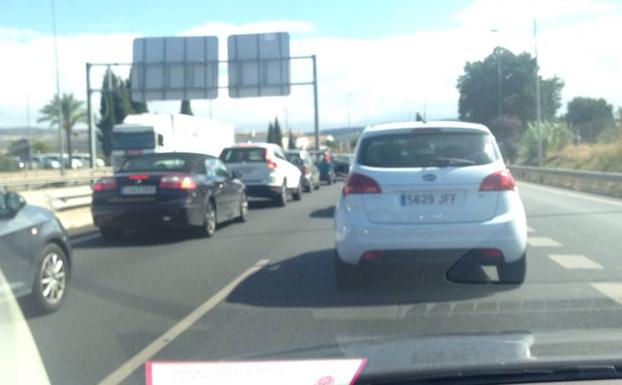 Una colisión entre dos coches colapsa parte de la A-44