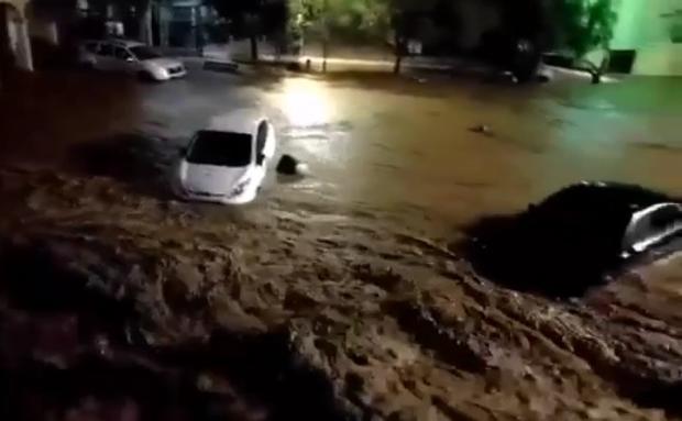 ¿Cómo conducir y escapar del coche si te encuentras en medio de una riada?