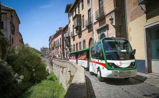 El tren turístico de Granada vuelve a funcionar con una ruta modificada tras subsanar sus problemas de seguridad