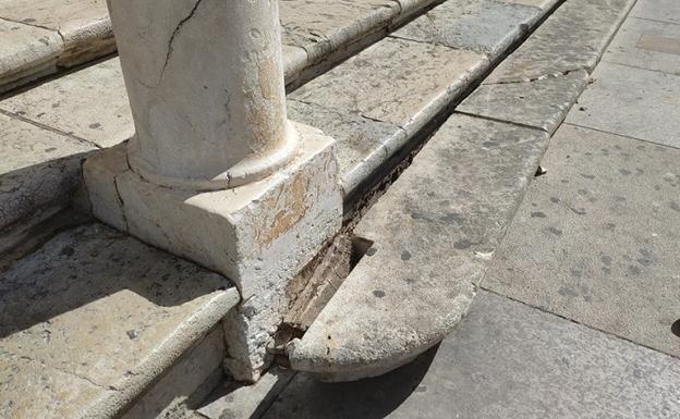 Destrozan los peldaños de acceso a la Catedral de Jaén