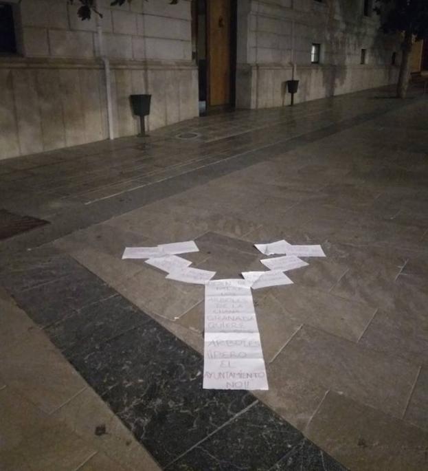 Árboles de papel en la Catedral de Granada y la Plaza del Carmen contra la «inminente tala» en la Chana