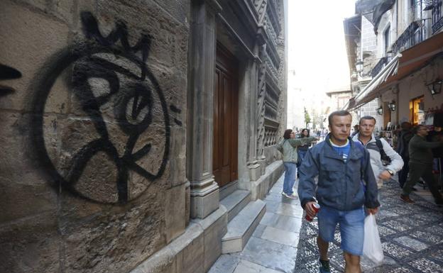 Aparece una nueva pintada en la Capilla Real de Granada