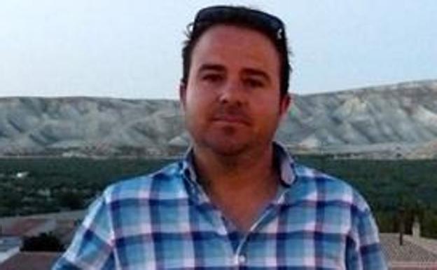 La vida del alcalde granadino que cobra 10 euros al año: «Me levanto a las 7 de la mañana y soy autónomo»