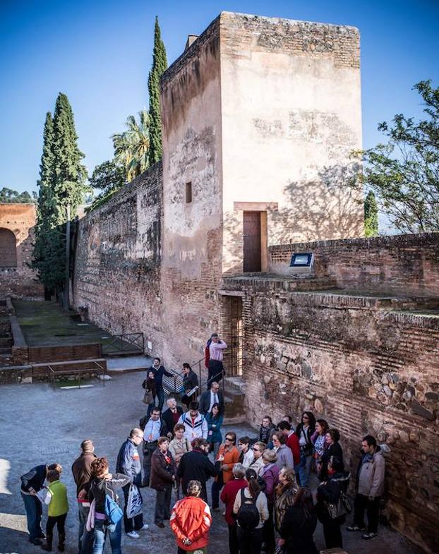 La Alhambra retoma su programa para acercar el monumento a padres e hijos