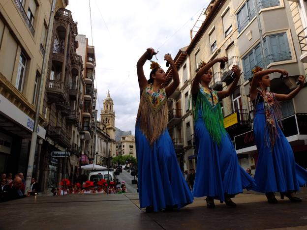 El casco antiguo da sabor a las fiestas