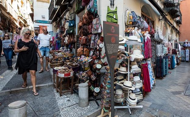 Nueva ofensiva contra las mercancías en la vía pública y fachadas de Elvira y Calderería