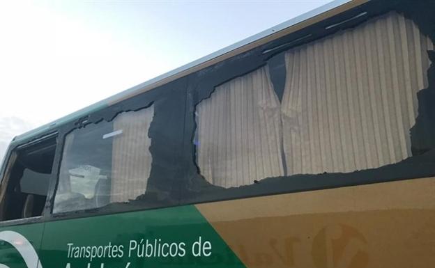 El conductor de un bus escolar en Jaén decide seguir su camino tras una salida de vía con fractura de ventanillas incluida